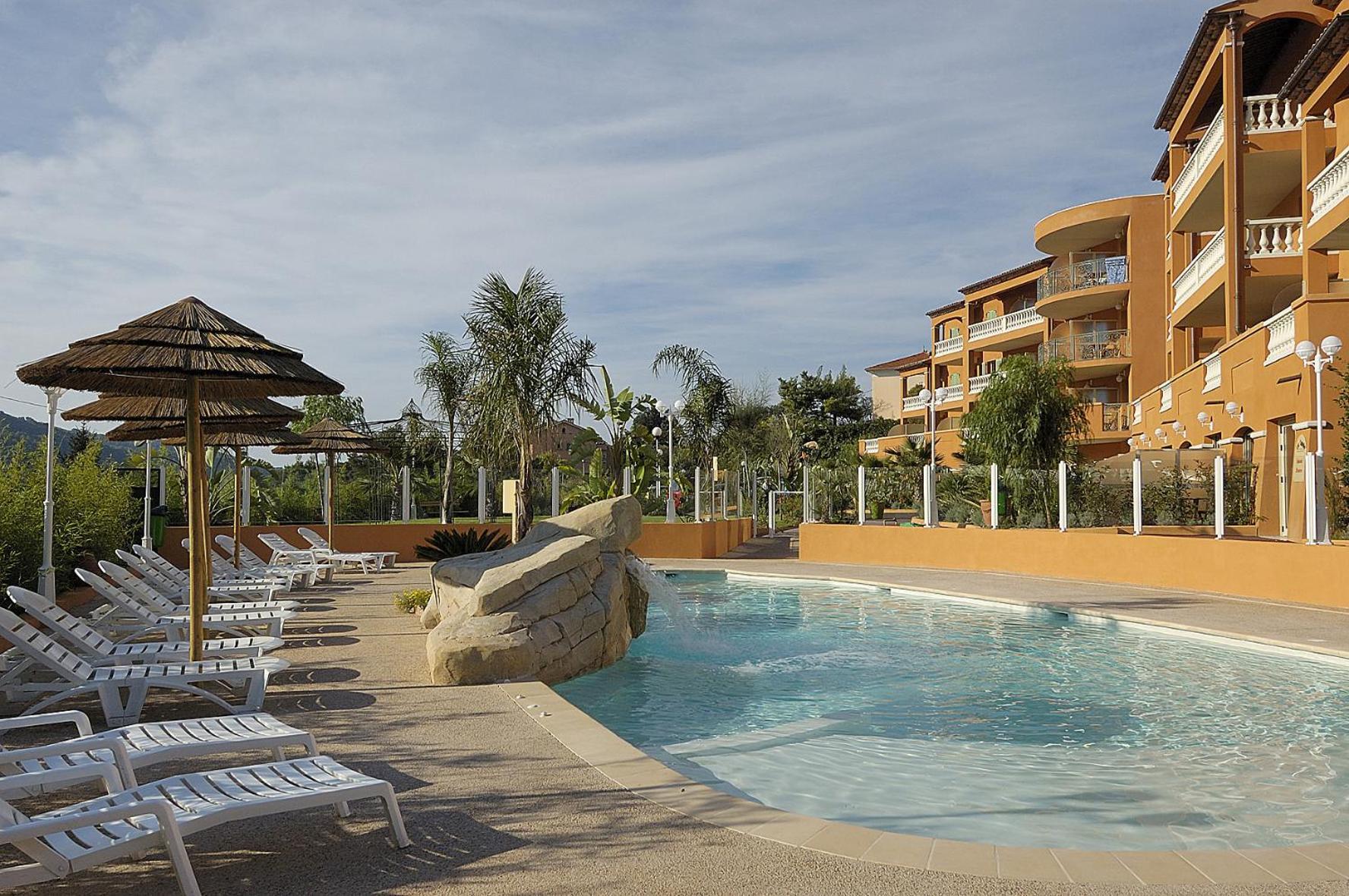 Lou Castelet Hotel Carros